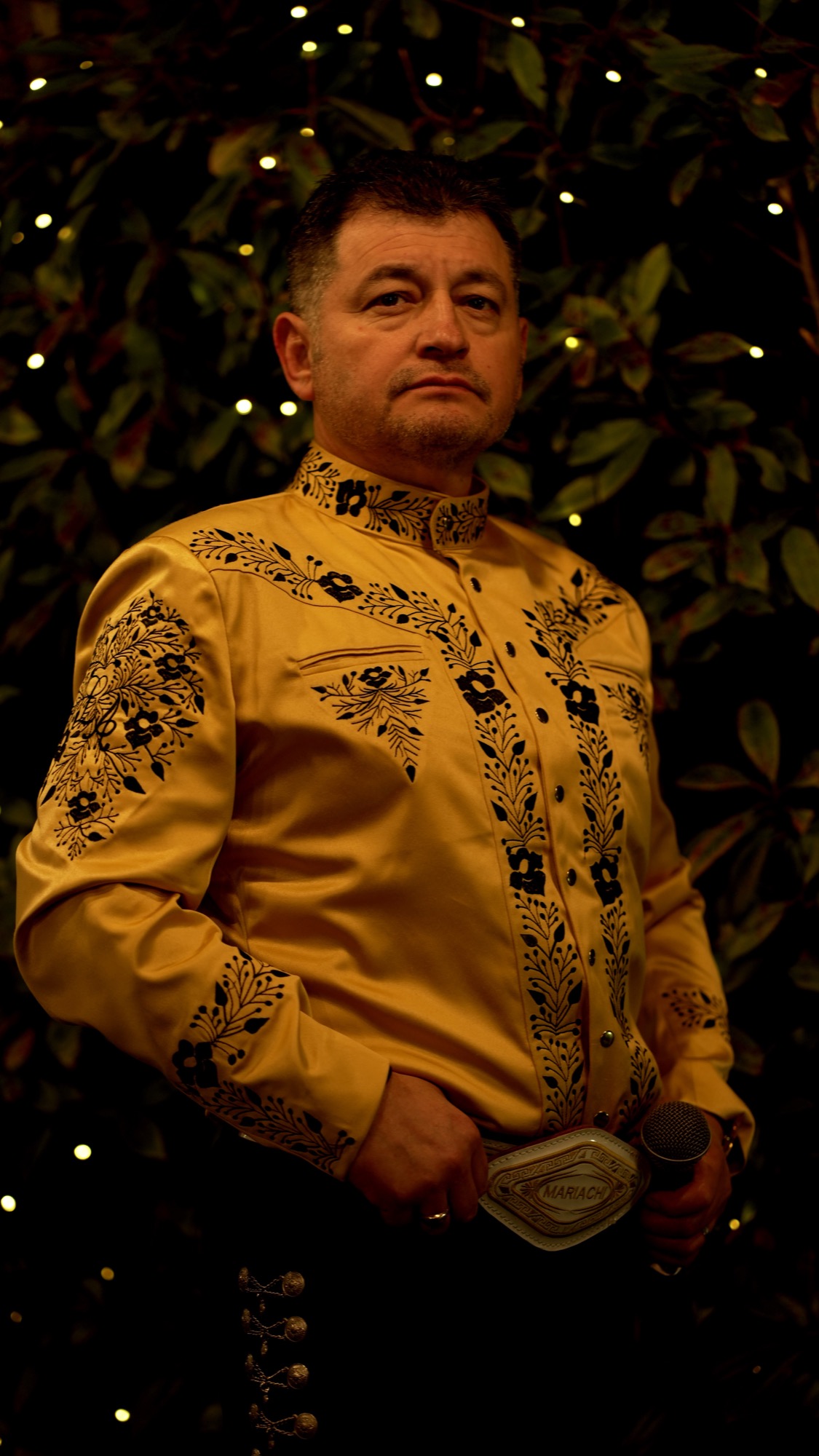 Retrato de Luis Antonio Núñez con bordados de mariachi