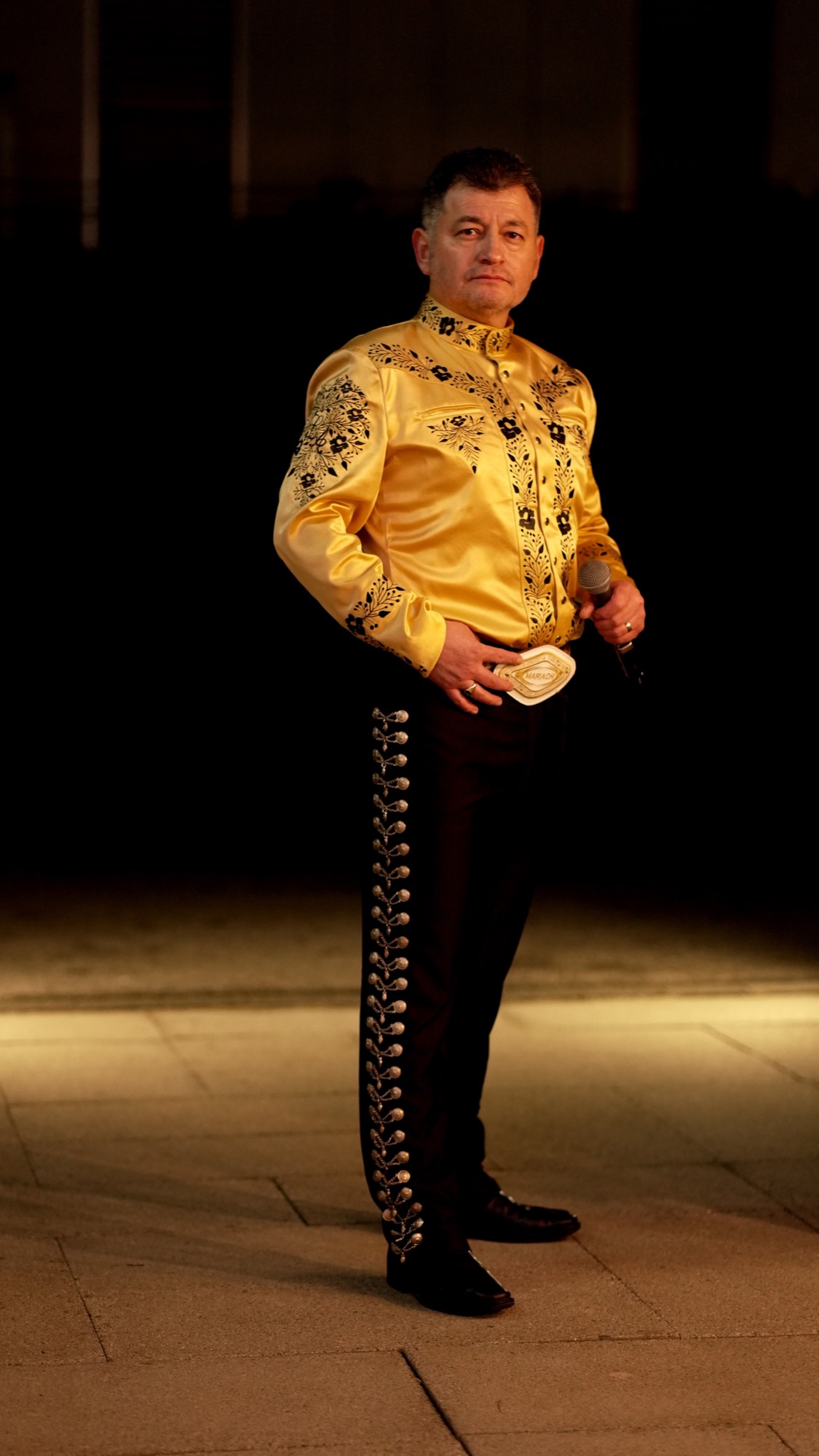 Luis Antonio Núñez de cuerpo entero con traje dorado